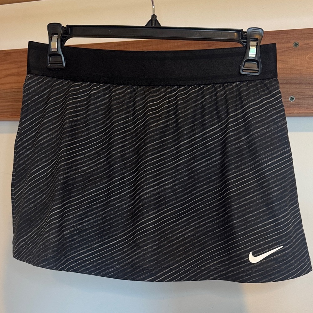 Nike Black Mini Tennis Skort with Diagonal Heathered Stripes